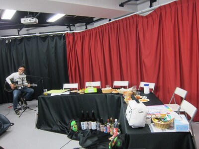 角田オンステージのスタートはUFIの「ALONE」。