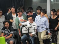 「ウレロ☆未完成少女」最終回のニコ生放送。出演者スタッフ全員で熱唱する中、バカリズムが最後のツッコミに向けて準備する決定的瞬間。