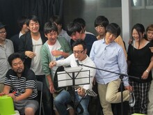 「ウレロ☆未完成少女」最終回のニコ生放送。出演者スタッフ全員で熱唱する中、バカリズムが最後のツッコミに向けて準備する決定的瞬間。