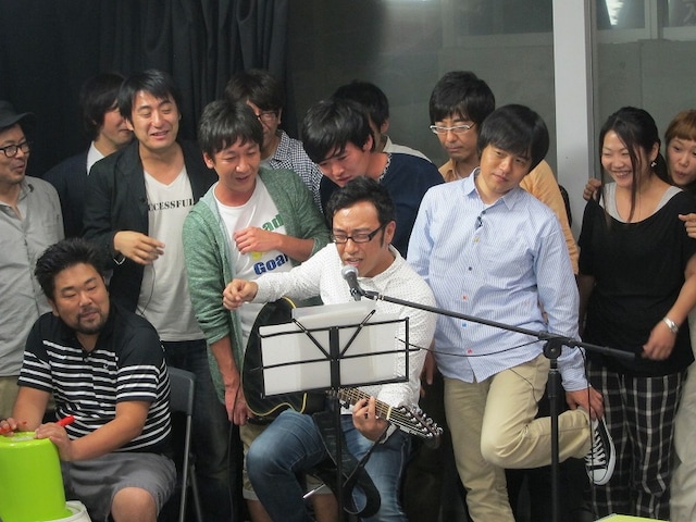 「ウレロ☆未完成少女」最終回のニコ生放送。出演者スタッフ全員で熱唱する中、バカリズムが最後のツッコミに向けて準備する決定的瞬間。