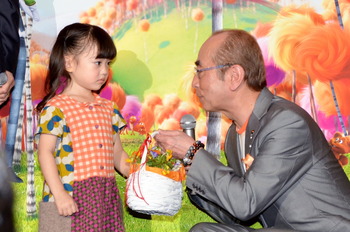 子供から花束のプレゼントを受け取る志村（右）。