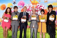 3Dアニメーション映画「ロラックスおじさんの秘密の種」の公開初日舞台あいさつに登壇した（左から）LiLiCo、山寺宏一、トータス松本、志村けん、能年玲奈、宮野真守。