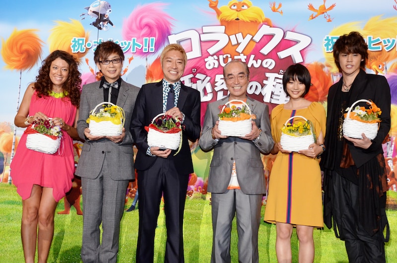 3Dアニメーション映画「ロラックスおじさんの秘密の種」の公開初日舞台あいさつに登壇した（左から）LiLiCo、山寺宏一、トータス松本、志村けん、能年玲奈、宮野真守。