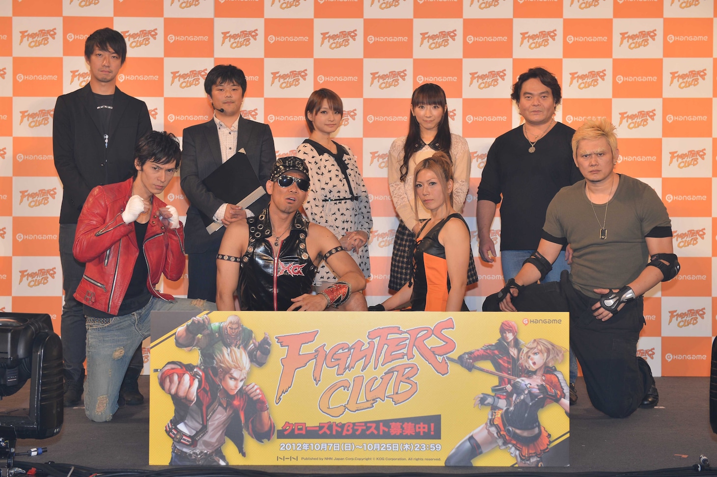 新作格闘アクションRPG「Fighters Club（ファイターズクラブ）」のお披露目イベントに登場したレイザーラモンHG（前列左から2人目）ら。