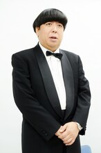 バナナマン日村。「この髪型ではまだ撮影していない」と、さまざまな髪型で役に臨んでいることを明かした。