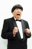 写真撮影に応じるバナナマン日村。