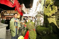 大阪・法善寺にて行われた、吉本興業創業100周年記念公演「吉本百年物語11月公演『深夜のキラ星～スター誕生～』」制作発表会見。(c)吉本興業