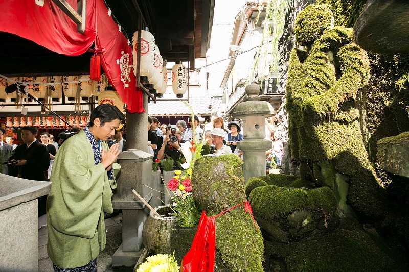 大阪・法善寺にて行われた、吉本興業創業100周年記念公演「吉本百年物語11月公演『深夜のキラ星～スター誕生～』」制作発表会見。(c)吉本興業