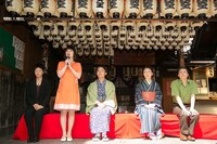 大阪・法善寺にて行われた、吉本興業創業100周年記念公演「吉本百年物語11月公演『深夜のキラ星～スター誕生～』」制作発表会見。(c)吉本興業