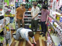 スマートフォン対応サービス「お笑いLIFE」にてスタートした新コンテンツ「芸人イチ押しギフト」。