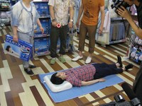 スマートフォン対応サービス「お笑いLIFE」にてスタートした新コンテンツ「芸人イチ押しギフト」。