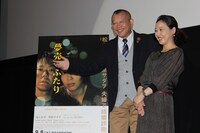 映画「夢売るふたり」の舞台挨拶付き上映会に登壇した笑福亭鶴瓶（左）と西川美和監督（右）。