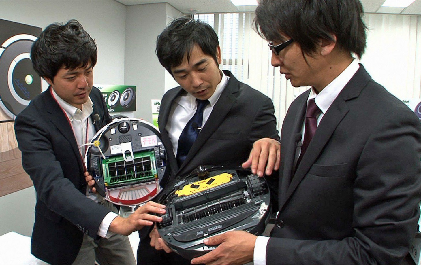 人気掃除機「ルンバ」を取り扱うセールス・オンデマンド社を訪問するハマカーン浜谷（中央）と神田（右）。(c)BS朝日