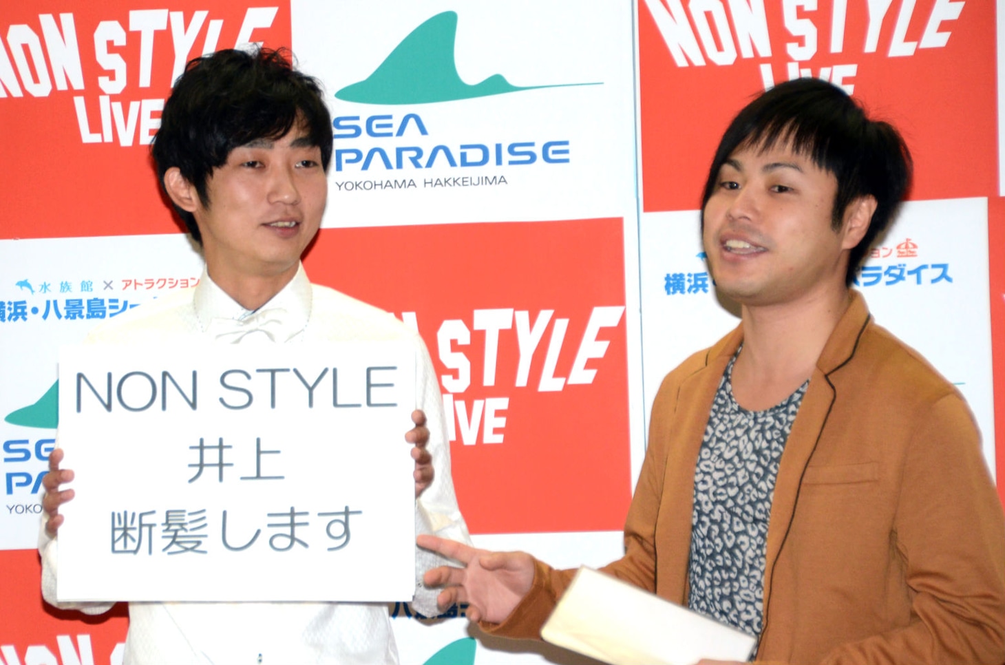 カウントダウンライブでの断髪を発表するNON STYLE井上（右）。「この話はついさっき聞いたばかり」と明かした。