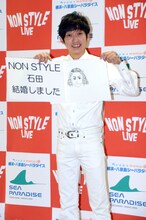 妻の似顔絵を手に写真撮影に応じるNON STYLE石田。「（KAT-TUNの）亀梨君が女装した感じ。田中マルクス闘莉王でも、寝覚めのピース又吉でもないです」と話した。