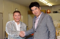 新バラエティ番組「日曜ゴールデンで何やってんだテレビ」に出演するビートたけし（左）と石橋貴明（右）。
