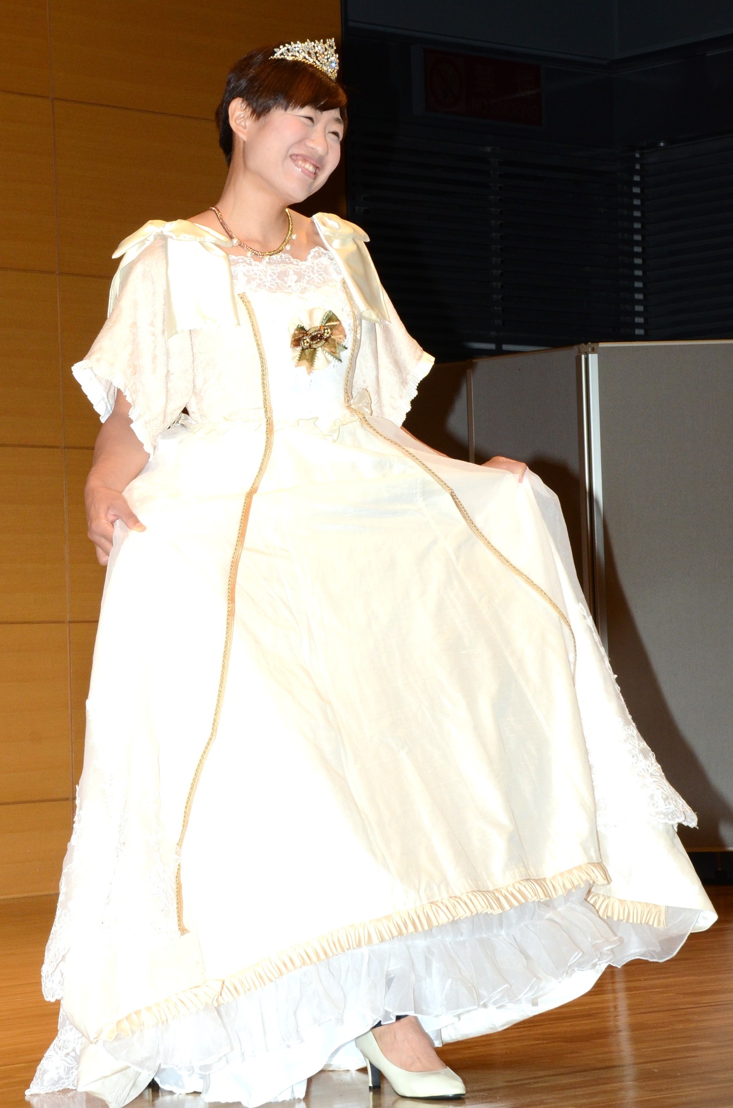 ドレス姿で登場したしずちゃん。