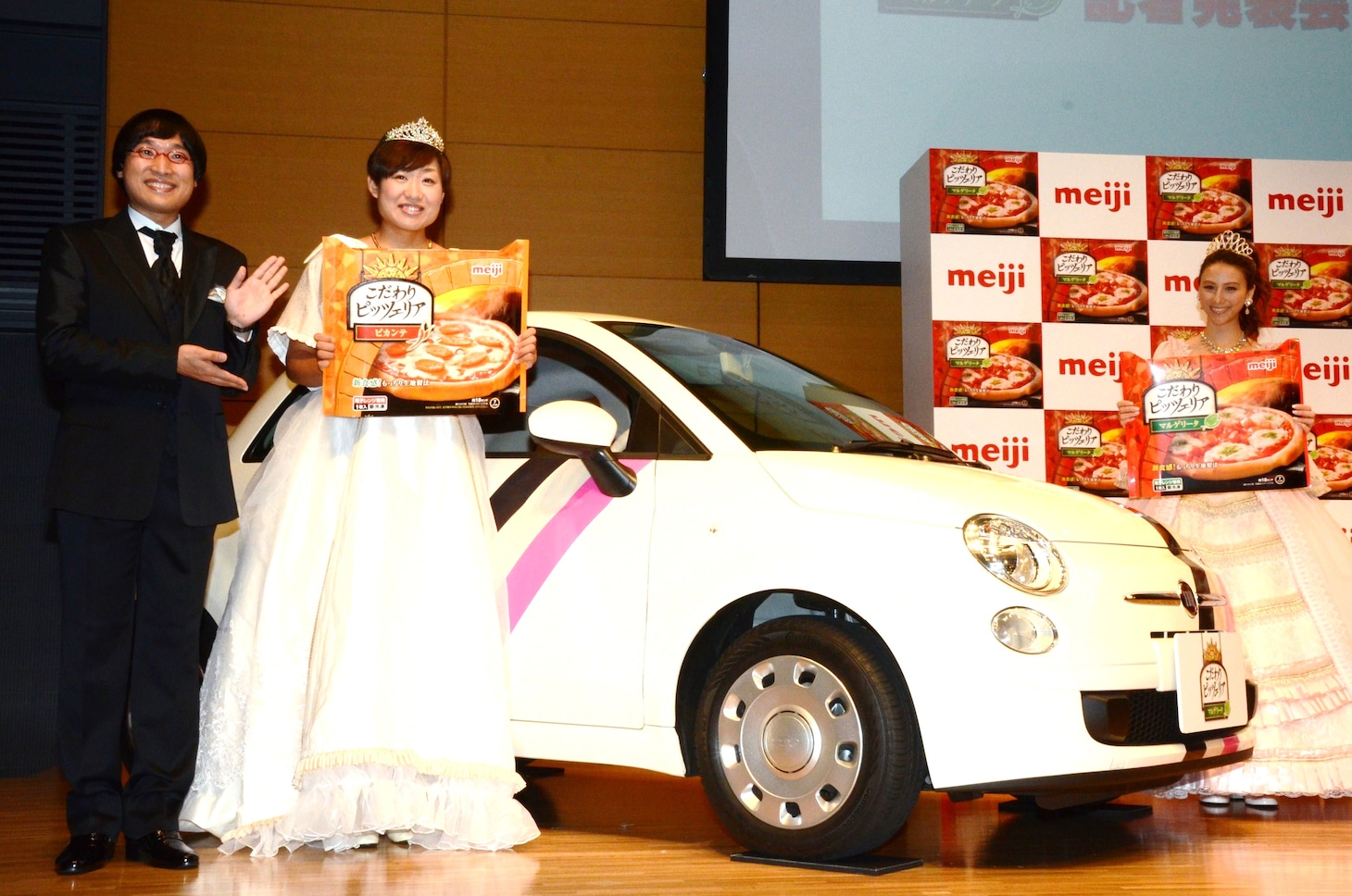 キャンペーン賞品の自動車「FIAT500」を囲んで写真撮影に応じる3人。