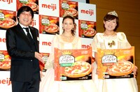 明治「こだわりピッツェリア」発売記念キャンペーン記者発表会に登場した南海キャンディーズと道端カレン（中央）。