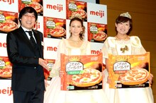 明治「こだわりピッツェリア」発売記念キャンペーン記者発表会に登場した南海キャンディーズと道端カレン（中央）。