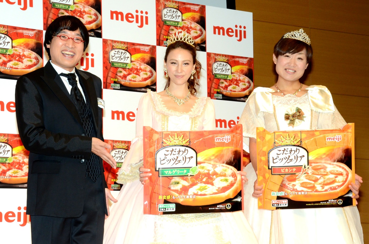 明治「こだわりピッツェリア」発売記念キャンペーン記者発表会に登場した南海キャンディーズと道端カレン（中央）。