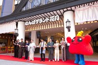 なんばグランド花月にて行われた「工芸看板お披露目＆大鹿児島展」会見。(c)吉本興業