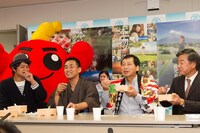 なんばグランド花月にて行われた「工芸看板お披露目＆大鹿児島展」会見。(c)吉本興業