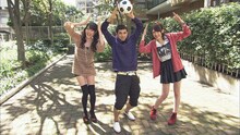 サッカーにまつわる「マサカメ」を探る山田朱莉、小島よしお、黒田瑞貴（左から）。