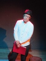 MCの角田。文化遺産の番組を思わせるムードたっぷりの司会を見せた。