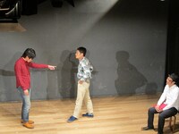 現在のネタの原型となる加藤が暴れるコント。まだ「カッチカチ」や「悔しいです」が生まれる前だが、加藤のキャラはすでに確立。