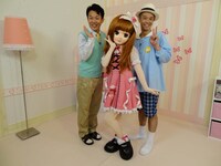 「リカちゃん ハッピー×3スクール」に出演するペナルティ・ヒデ（左）、品川庄司・庄司（右）とリカちゃん（中央）。(c)TOMY