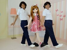 「リカちゃん ハッピー×3スクール」に出演するCOWCOWとリカちゃん（中央）。(c)TOMY
