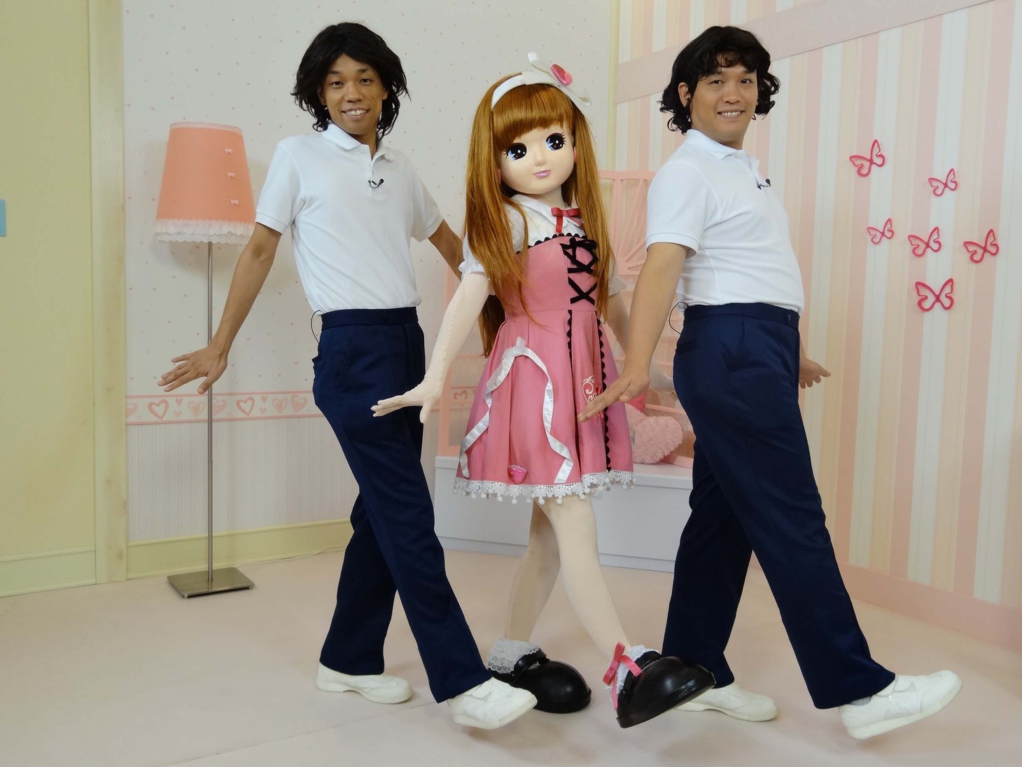 「リカちゃん ハッピー×3スクール」に出演するCOWCOWとリカちゃん（中央）。(c)TOMY