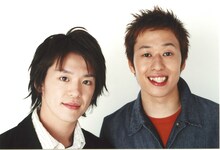 日村の後輩・スカイラブハリケーンの滝本（左）と桜井（右）。ドラマの舞台裏を「イロドリヒムラ宣伝部長」として伝えてくれる。