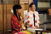 AMEMIYAのボードから安穂野香の頭部を徐々にせり上がらせるレフト藤井（左）。