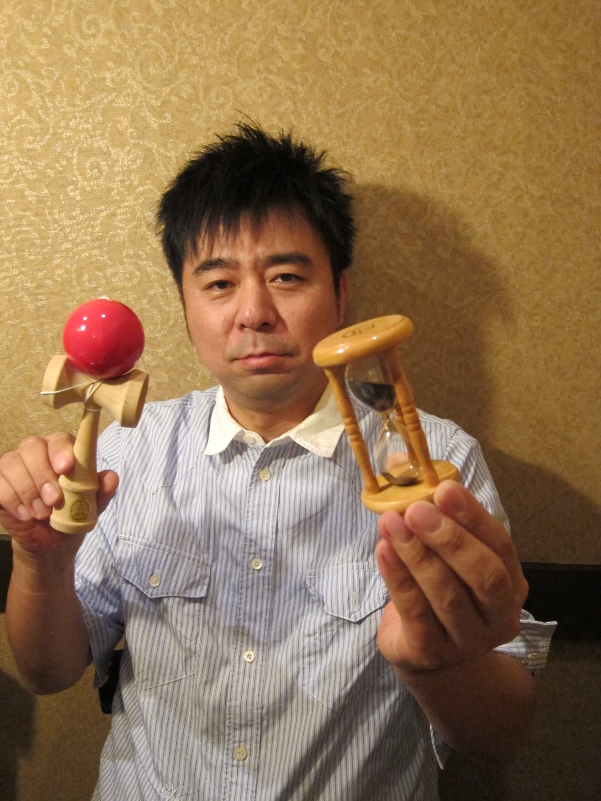 10月20日（土）、東京・松竹芸能 新宿角座にて「有野ライヴ三本立て　ラとイとウに点々」を行うよゐこ有野。最近持ち歩いているけん玉とたまたま机の上にあっただけの砂時計。