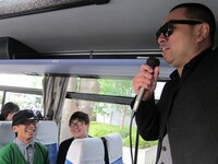 ほかの参加者同様、ワクワクした様子でRGのあるあるを待ちかねる佐藤と飛永。