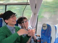 RGがあるあるを歌っている最中、終始2人でキャッキャと感想を言い合う佐藤と飛永。