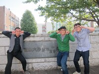 オードリーとのあるある決戦に備え、2人の出身校で鬼瓦を披露。