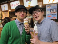 初参加のあるあるバスツアーを満喫する佐藤と飛永。この後集合時間に遅刻し怒られる。