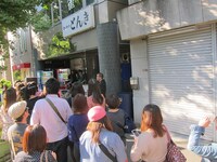 あるあるバスツアー名物のRG撮影行列。