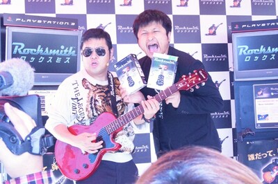 新作ゲームソフト「ロックスミス」の発売記念イベントに登場したダイノジ。