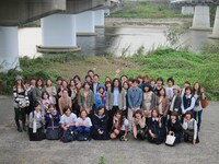 レイザーラモンRGのバスツアー「楽しかったあの頃を思い出して担任のRG先生と奈良へ行くあるあるミステリー修学旅行」。河原で集合写真。