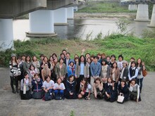 レイザーラモンRGのバスツアー「楽しかったあの頃を思い出して担任のRG先生と奈良へ行くあるあるミステリー修学旅行」。河原で集合写真。