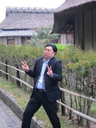 奈良民族博物館で、笑い飯・西田に似せるため、生徒のメイク道具でヒゲを書き足したRG先生。