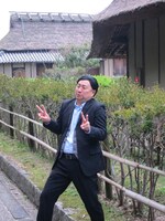 奈良民族博物館で、笑い飯・西田に似せるため、生徒のメイク道具でヒゲを書き足したRG先生。