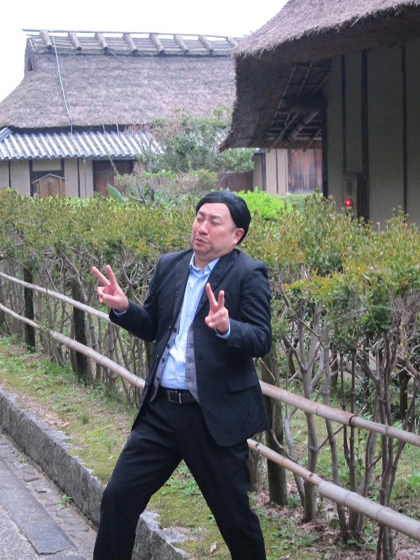 奈良民族博物館で、笑い飯・西田に似せるため、生徒のメイク道具でヒゲを書き足したRG先生。