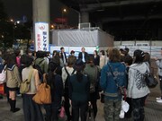 新大阪駅での卒業式。生徒たちの声が小さくやり直しする厳しいRG先生。