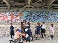 女生徒たちの抗争を止めにかかる熱血RG先生。