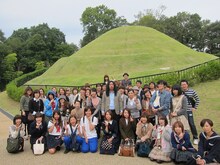 レイザーラモンRGのバスツアー「楽しかったあの頃を思い出して担任のRG先生と奈良へ行くあるあるミステリー修学旅行」。高松塚古墳前の集合写真。